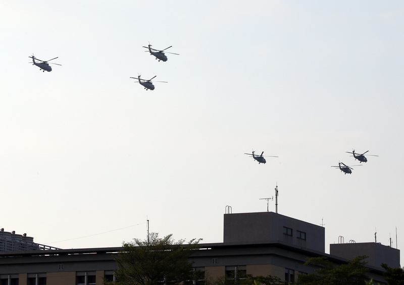國防部今（4）天出動UH-60M、S-70C、AH-64E、AH-1W等各型直升機 圖：中央社