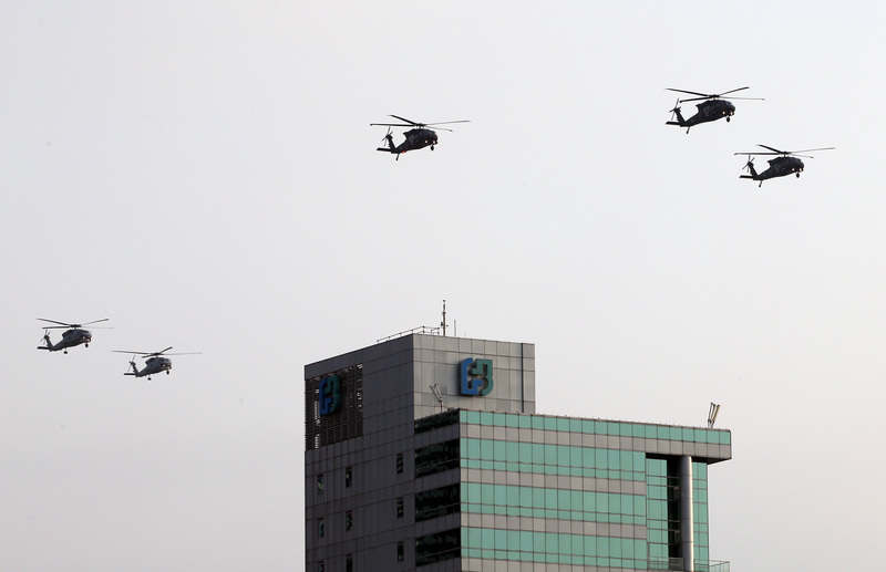 國防部今（4）天出動UH-60M、S-70C、AH-64E、AH-1W等各型直升機 圖：中央社