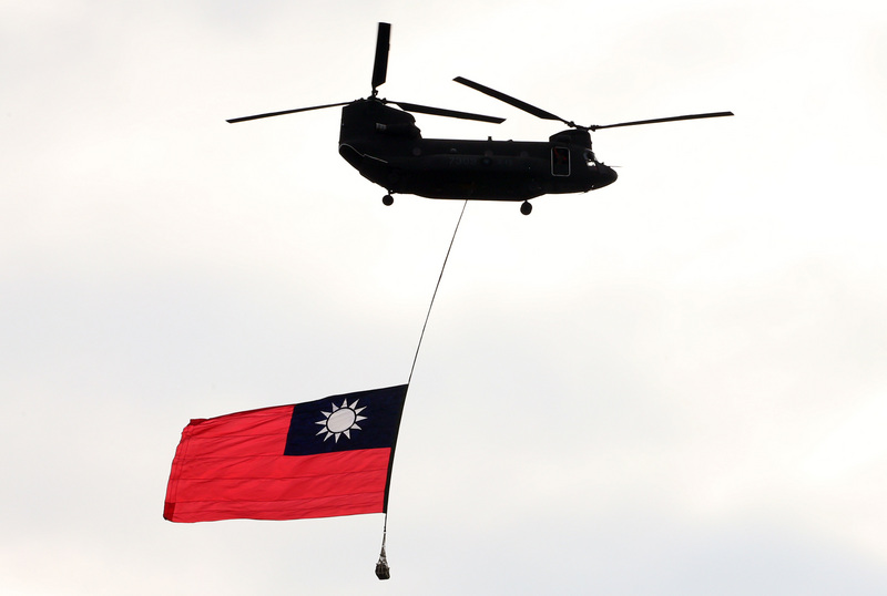 國防部今（4）天出動UH-60M、S-70C、AH-64E、AH-1W等各型直升機 圖：中央社