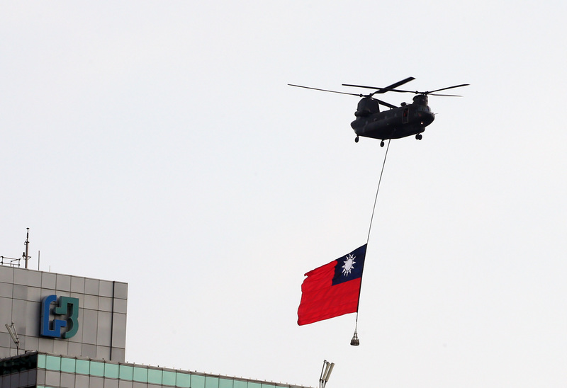 國防部今（4）天出動UH-60M、S-70C、AH-64E、AH-1W等各型直升機 圖：中央社