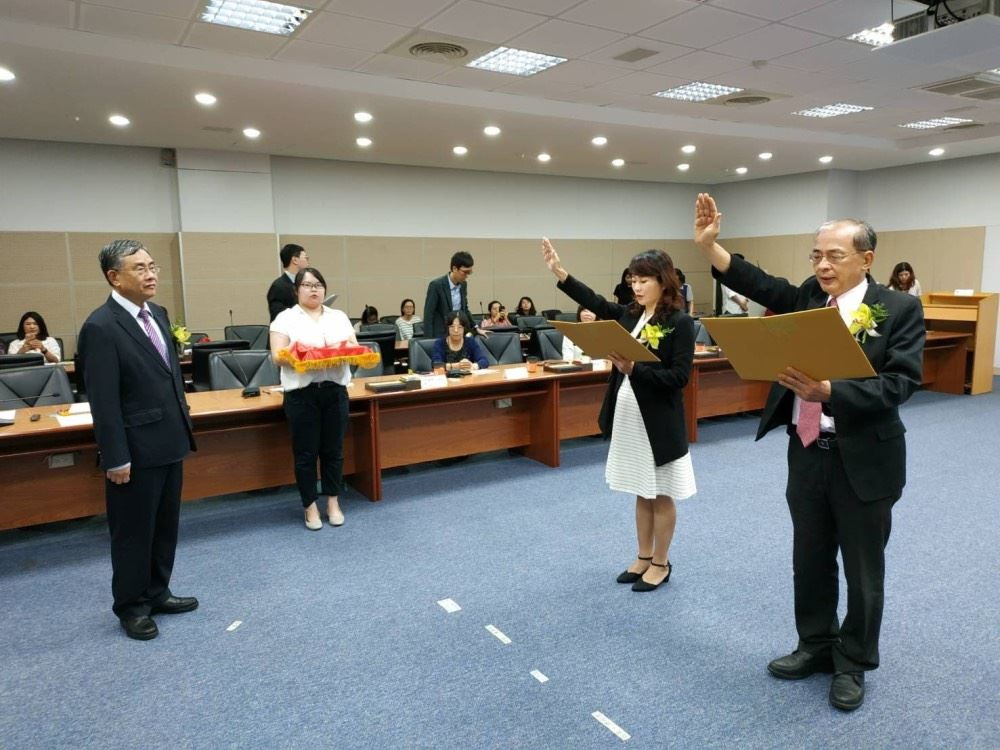 董事長沈妙姿(右二)、總經理洪東煒(右一)交接情形。 圖：高雄市都發局提供