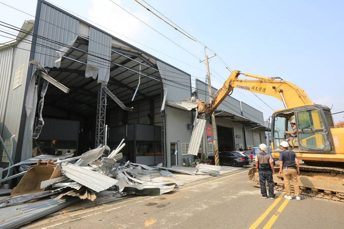 中市府今天拆除一間農地上的造建工廠，強調非外界所謂因大雅火警個案才排拆。 圖 : 台中市政府/提供