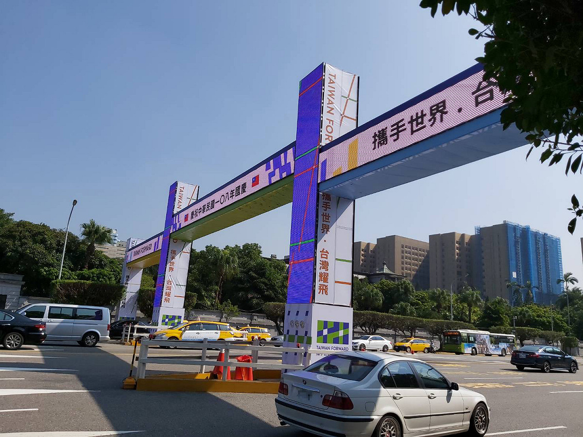 今年的國慶牌樓4日正式登場。 圖：慶籌會提供