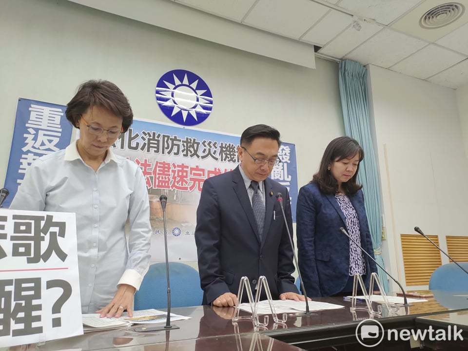 立法院國民黨團在譴責蔡政府前，替殉職消防員默哀。 圖：黃建豪/攝