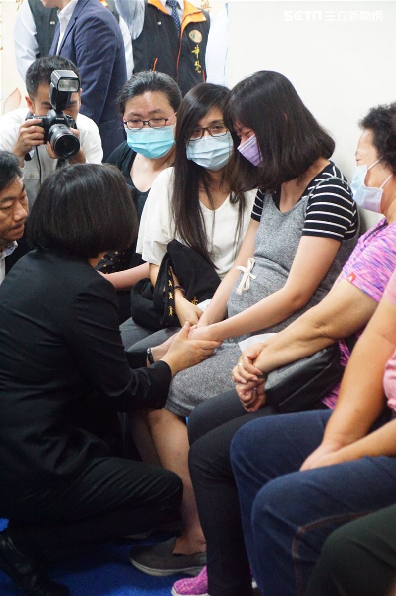 總統蔡英文一度蹲下安慰罹難消防員已懷雙胞胎的妻子。 圖：華梵禮儀公司提供
