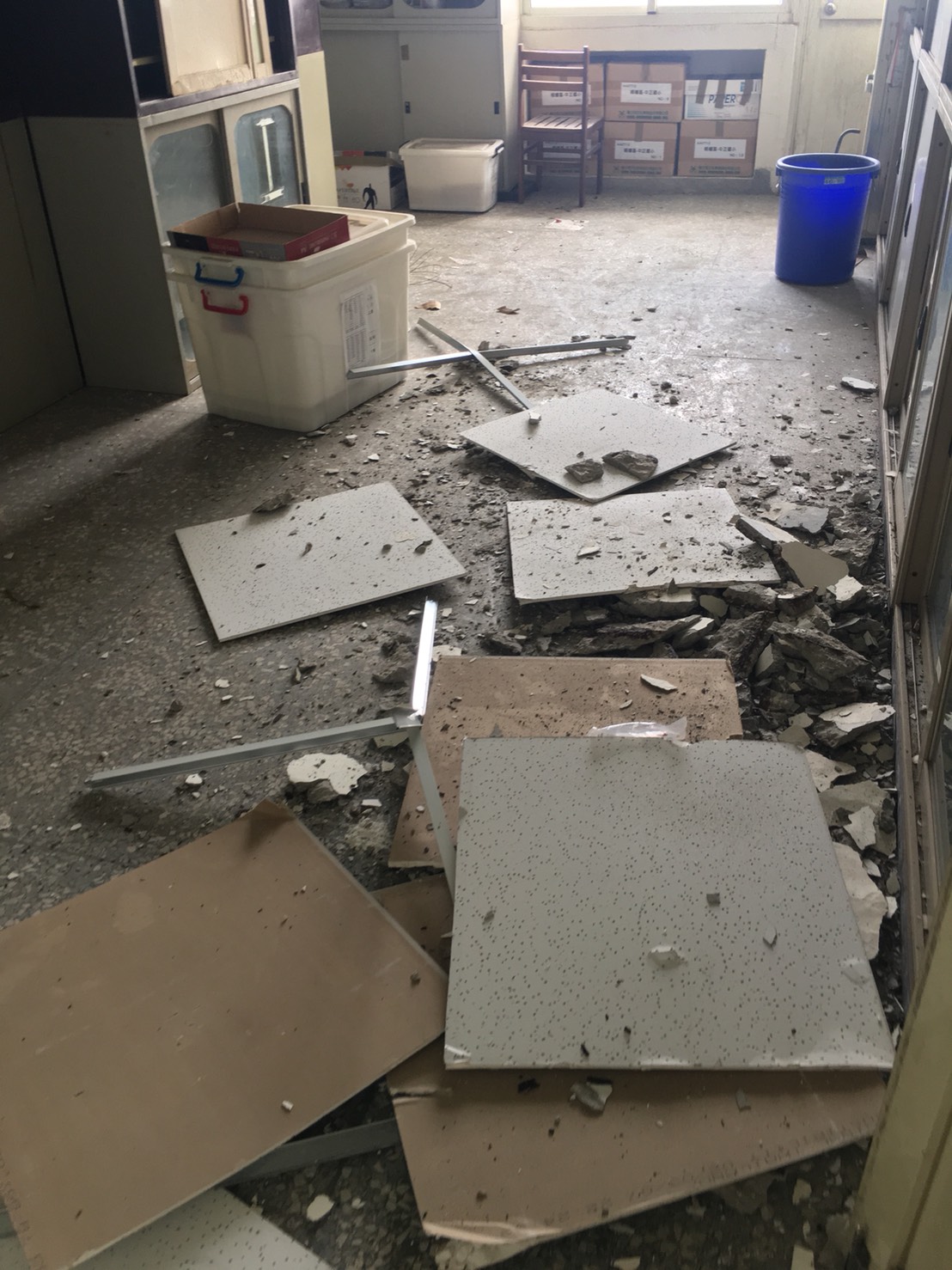 梧棲中正國小信義樓被判定為海砂屋，日前發生天花板崩落。 圖 : 蔡其昌辦公室/提供