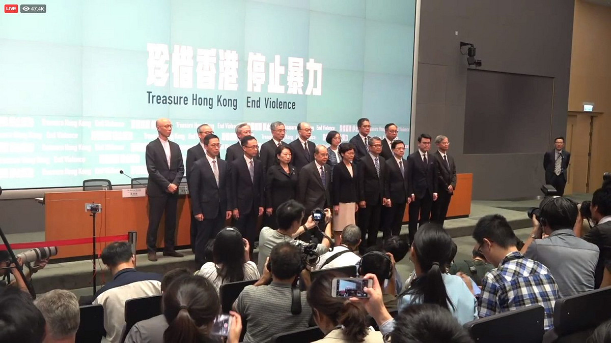 今（5）天香港特首林鄭月娥也再次親上記者會，宣布「禁蒙面法」5日零時就會開始實施。 圖：翻攝自政府新聞網臉書