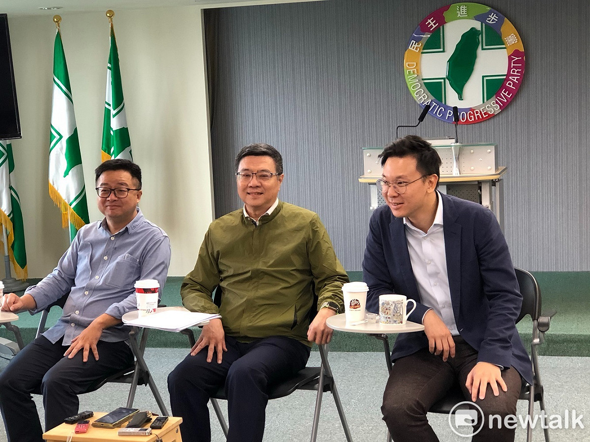 民進黨主席卓榮泰（中）批評，政府讓人民不能也不敢發表意見，是政府恥辱，「禁蒙面法」勢必引起香港人民更大的反彈。 圖：謝莉慧/攝