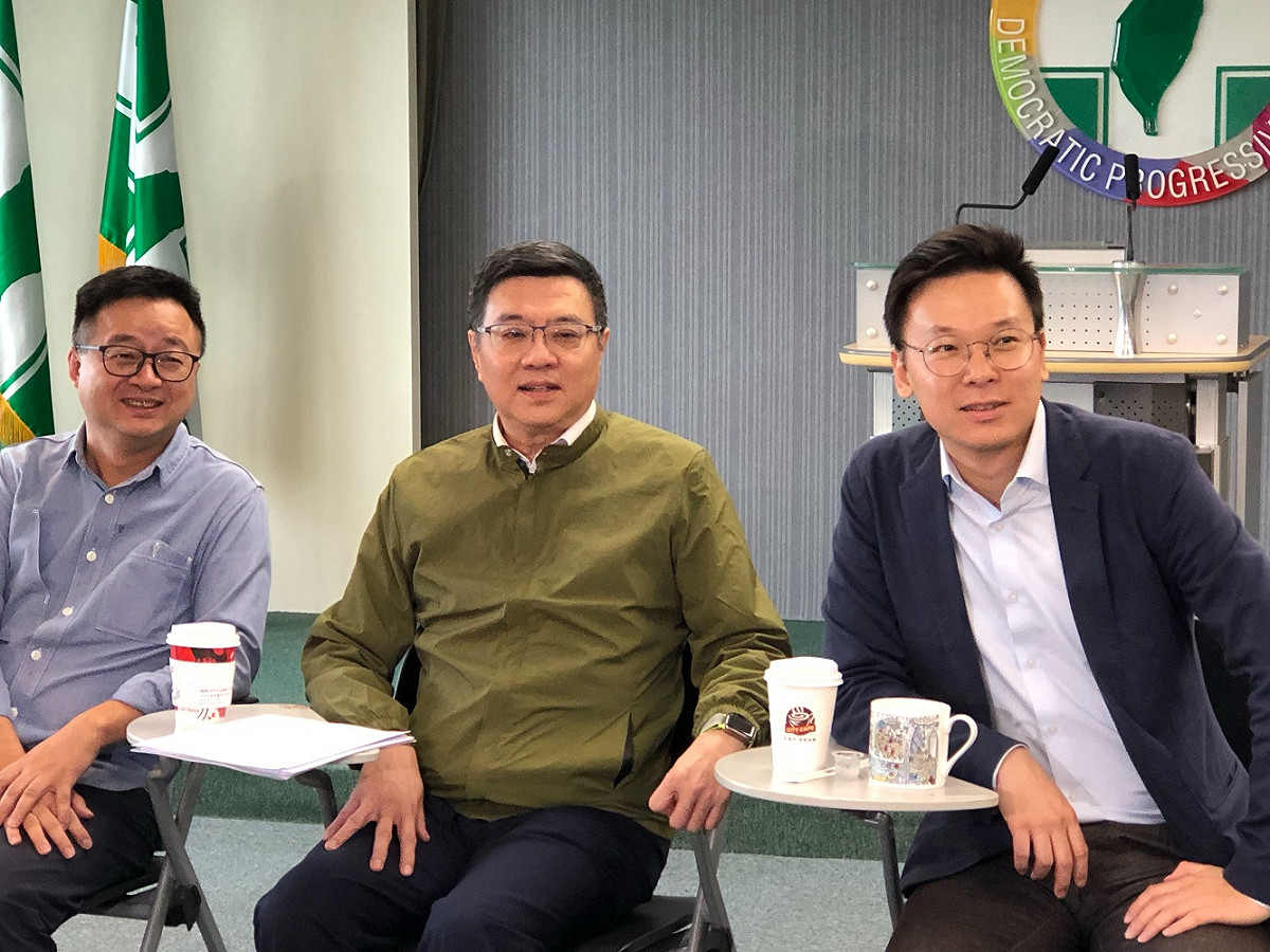 民進黨主席卓榮泰（中）今（4）天表示，完整的不分區立委名單，最快10月底出爐、最慢11月初出爐。 圖：謝莉慧/攝