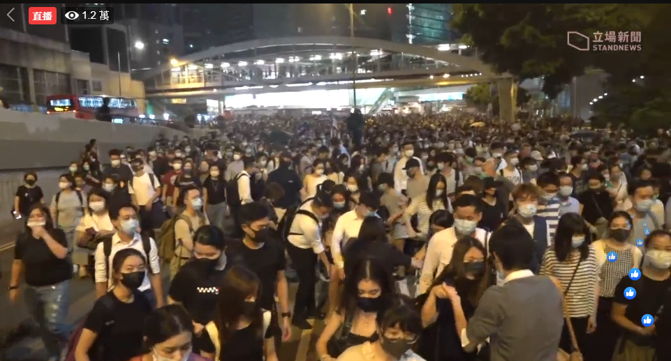 港府將實施禁蒙面法，引發大批市民於中環聚集抗議。 圖：翻攝立場新聞臉書