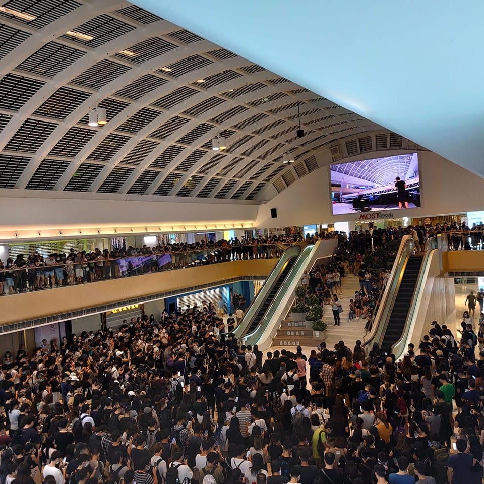 不滿港府強過「禁蒙面法」，4日晚間千名港人聚集在馬鞍山新港城中庭，齊聲朗讀《香港臨時政府宣言》，並高喊「香港人，反抗！」。  圖：翻攝宇悠野臉書