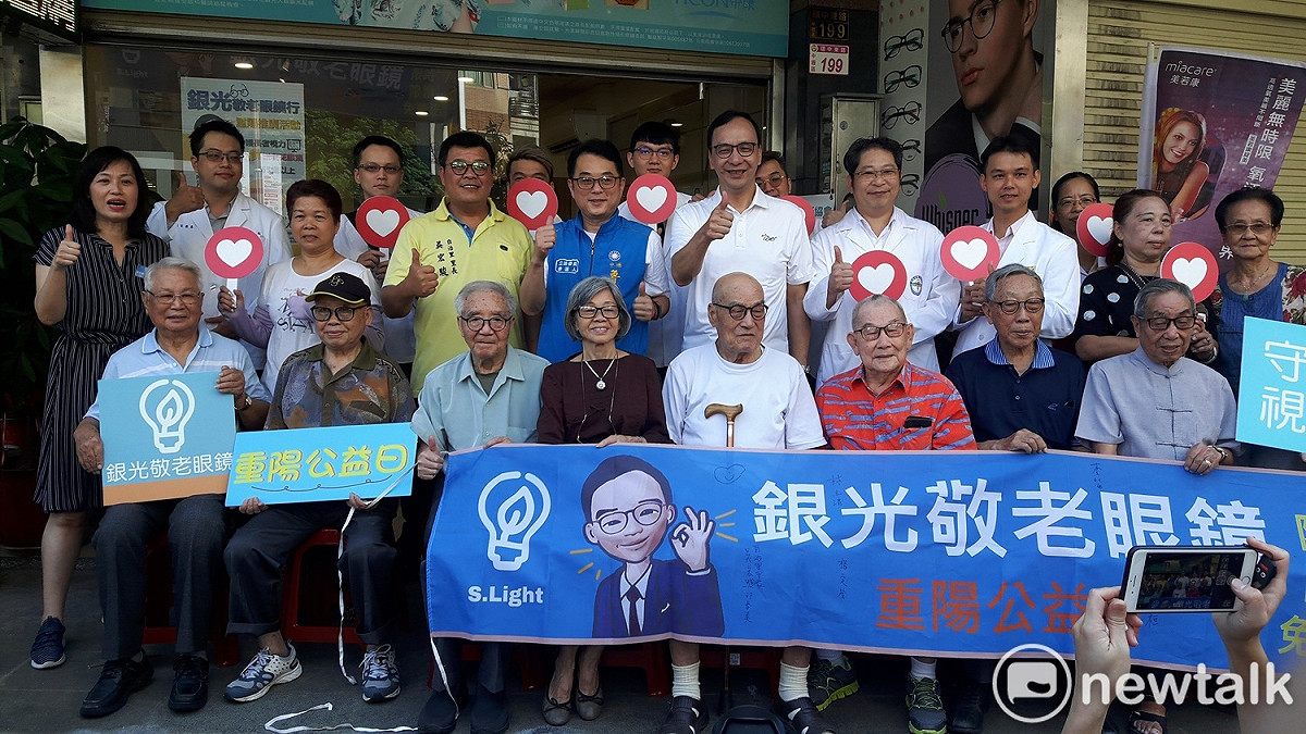 銀光未來創新協會結合中壢區9間熱心眼鏡業者，提供65歲以上長者免費配製老花眼鏡。 圖：林昀真／攝