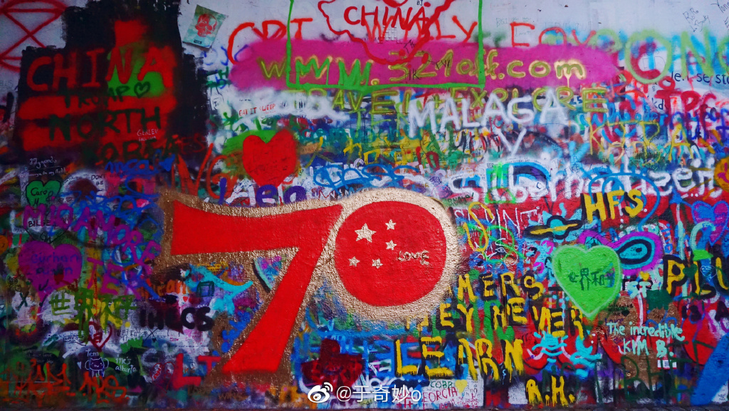 陸客為中共十一國慶所塗上的「70」字樣。 圖：翻攝自微博