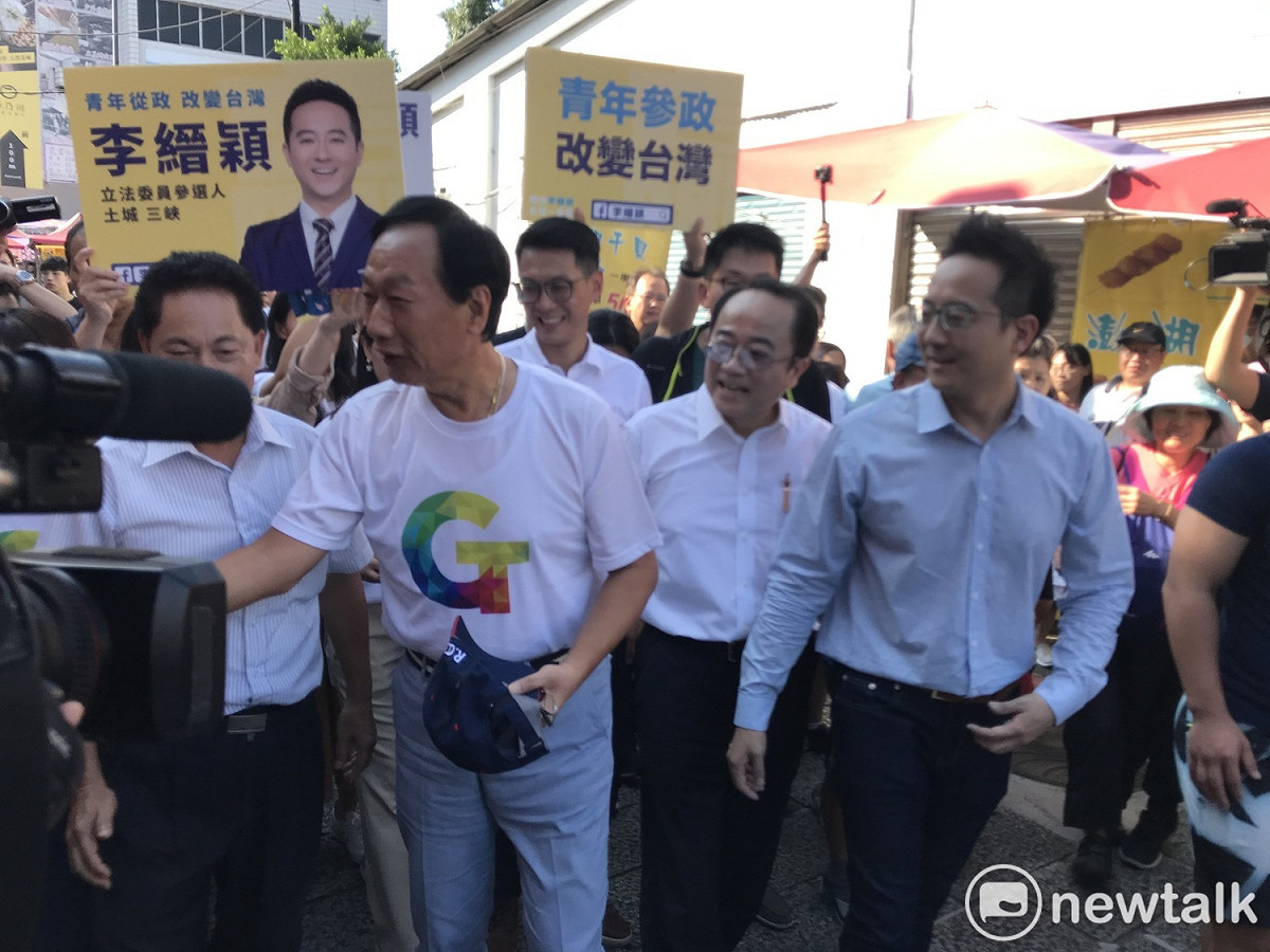 鴻海創辦人郭台銘陪同「郭家軍」立委參選人李縉穎掃街。 圖：周煊惠 ／攝