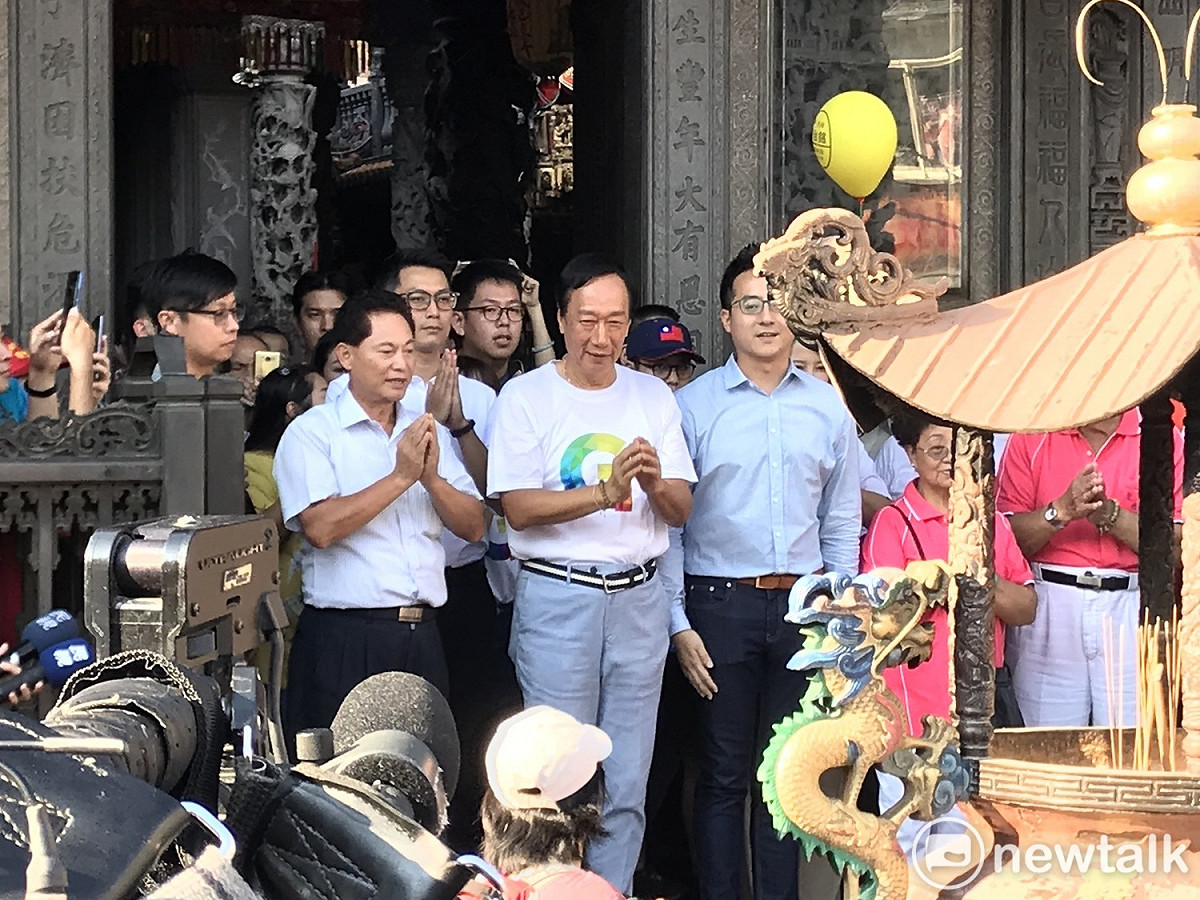 鴻海創辦人郭台銘和「郭家軍」立委參選人李縉穎一起參拜三峽祖師廟。 圖：周煊惠 ／攝