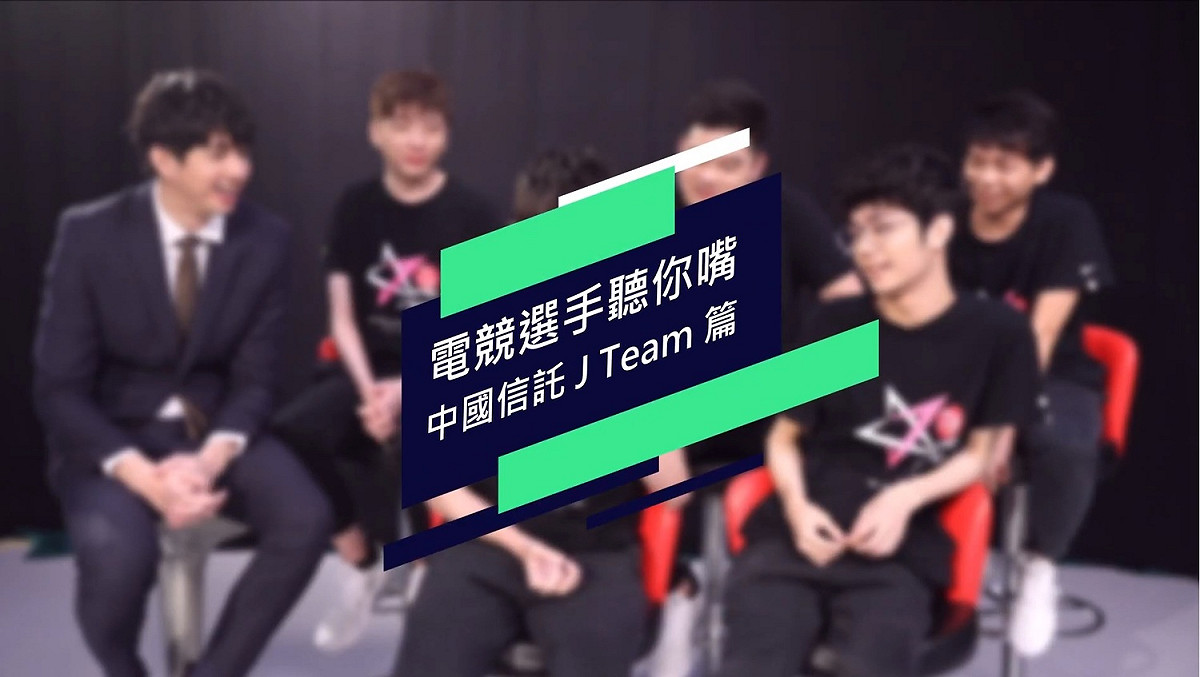 《新頭殼》邀請中信JT選手閱讀網路上的惡毒評論。 圖：陳耀宗/攝