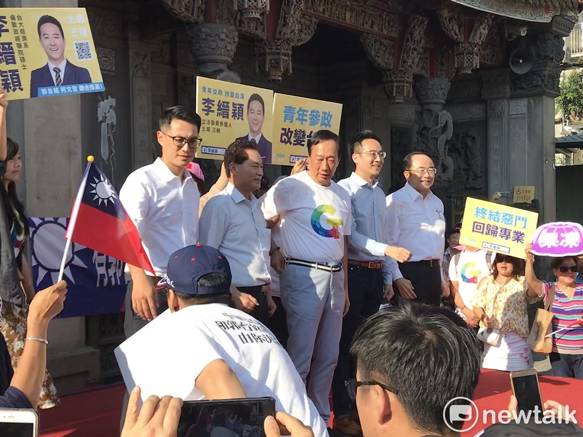 國民黨前立委盧嘉辰（左2）、鴻海創辦人郭台銘（左3）幫「郭家軍」立委參選人李縉穎（右2）站台，右1為國民黨前立委、李縉穎父親李嘉進。 圖：周煊惠 ／攝