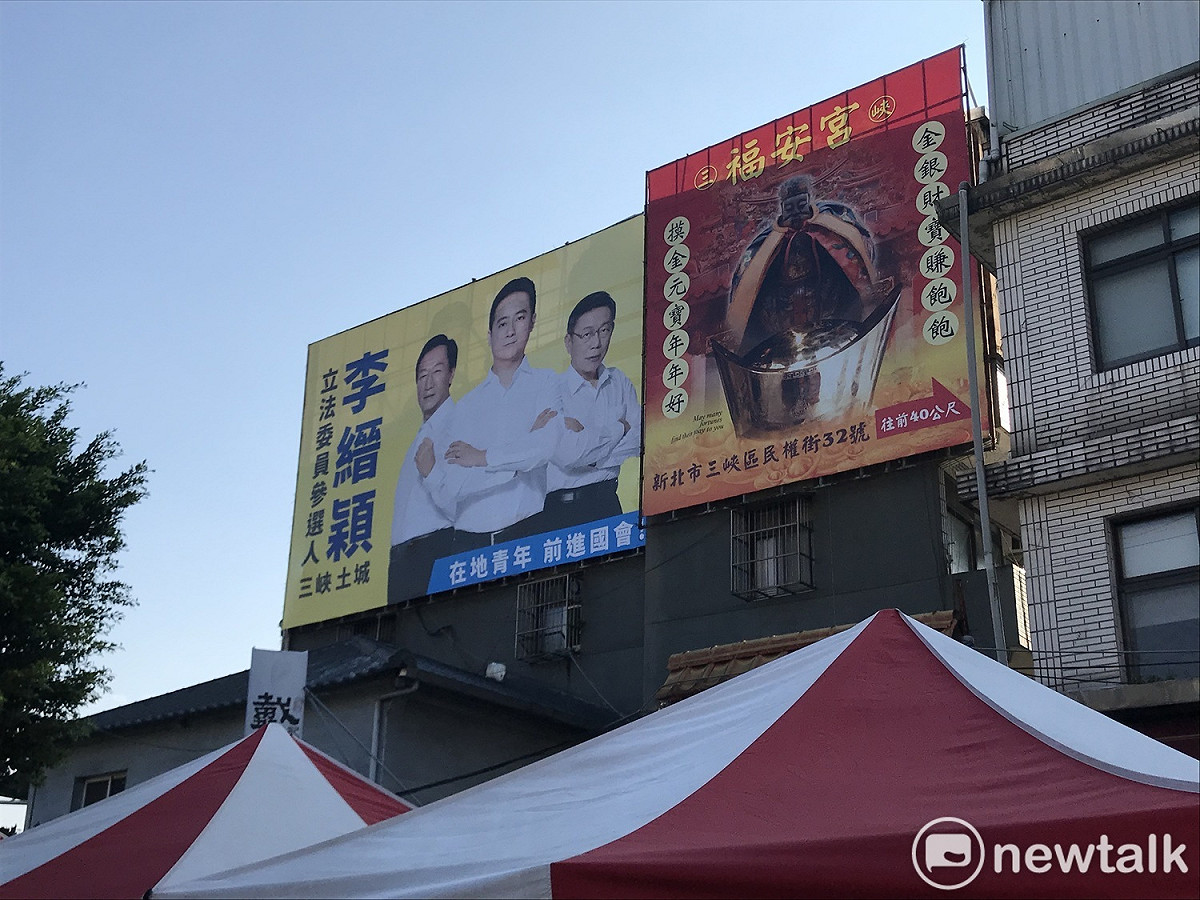 郭台銘、台灣民眾黨主席柯文哲與李縉穎合照看板。 圖：周煊惠 ／攝