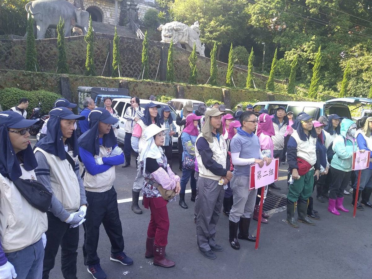 中和區公所結合中和後備軍人輔導中心指揮部等民間單位，直攻圓通寺與樂天宮等地山區孳清與消毒，期望把病媒蚊「趕盡殺絕」。  圖：邱烽堯/提供