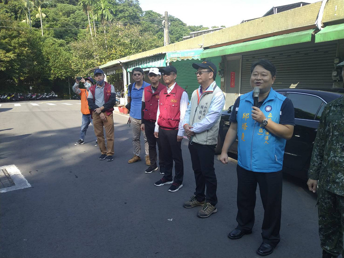 國民黨中和區立委提名參選人邱烽堯除了讚揚軍力有限、民力無窮，提醒所有工作人員做好防護措施。 圖：邱烽堯/提供