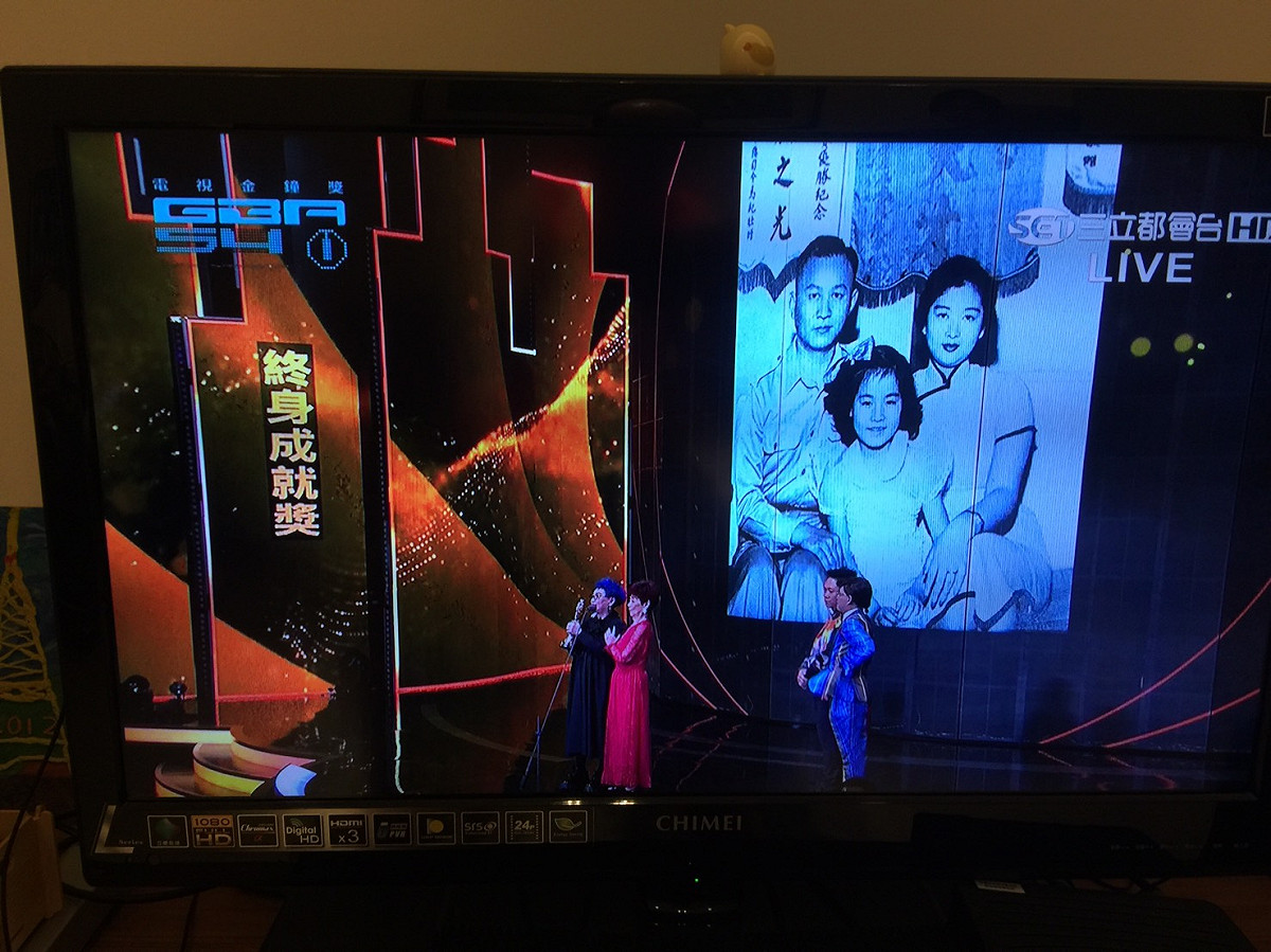 54屆金鐘獎，張小燕帶94歲媽媽共享終身成就獎。  圖：翻攝三立都會台