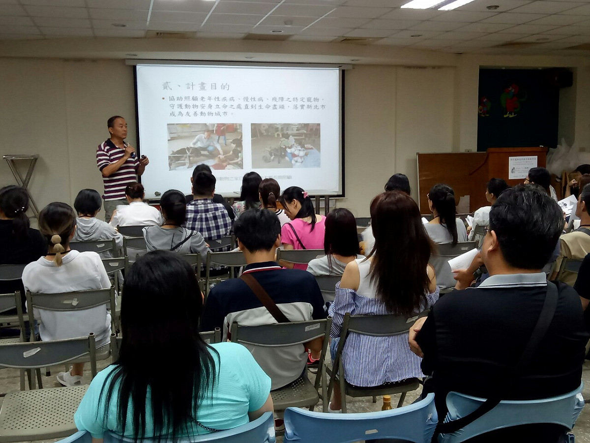 新北市動保處長陳淵泉開課，培訓毛寶貝長照專業人員。  圖：新北市動保處提供