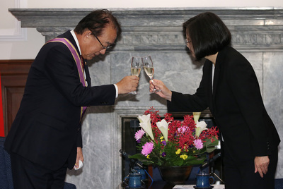 總統蔡英文（右）1日上午在總統府頒授日本台灣交流協會台北事務所代表沼田幹夫（左）大綬景星勳章，並舉杯祝賀。 圖：中央社記者鄭傑文/攝