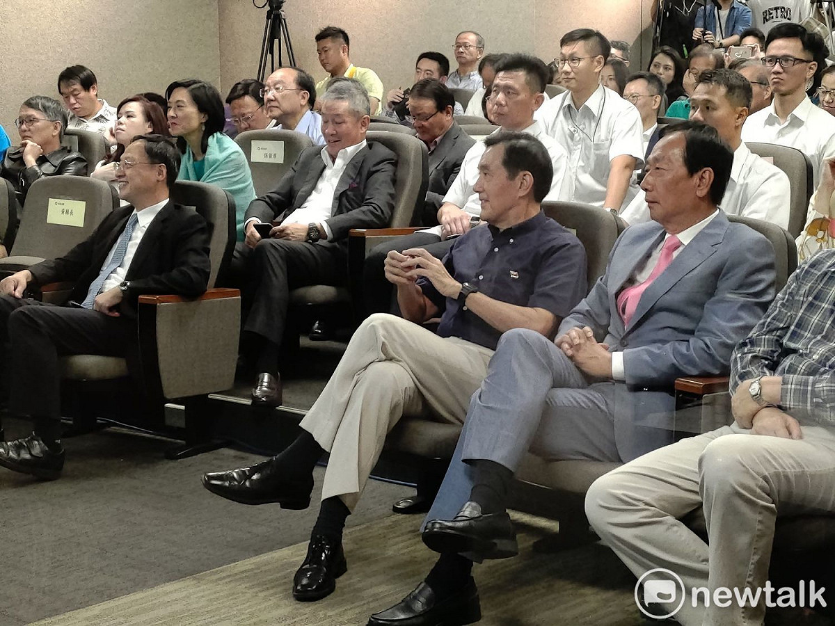 前行政院長江宜樺（圖左）安排演講，意外促成前總統馬英九與鴻海創辦人郭台銘同台。 圖：黃建豪/攝