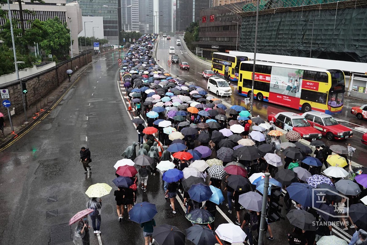 下午2時30分，港島遊行隊伍到達金鐘夏慤道。 圖/翻攝自香港立場新聞