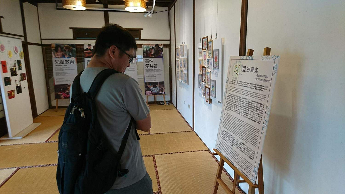 「ㄨㄢˊ童的靈光」兒童藝術展在嘉義市檜意森活村舉行，吸引民眾參觀。 圖：嘉義巴哈伊地方分會/提供