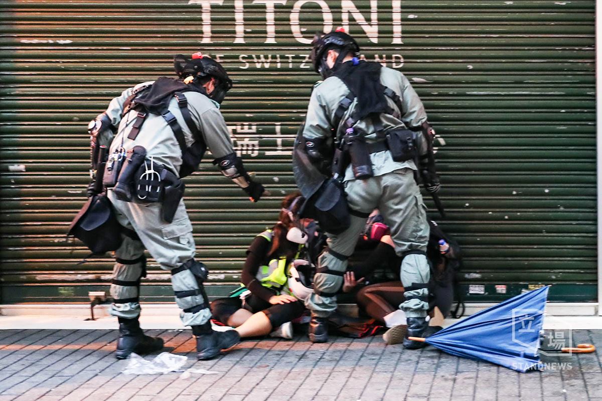 香港實施「禁蒙面法」後，各地爆發激烈抗爭，多名示威者遭到逮捕。 圖：擷取自立場新聞臉書