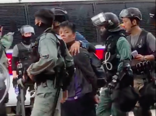 港警在浸會大學外拘捕3名學生，未知會校方，遭到學生攔阻後離去。 圖：翻攝自 Keith Fong臉書。