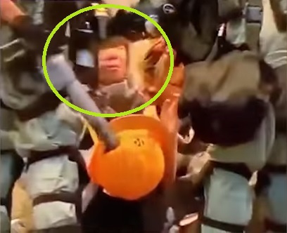 香港警方6日傍晚清場時，1名12歲女童遭到港警團團圍住（圓圈處），舉起雙手投降。 圖：翻攝自YouTube/香港大紀元新唐人聯合新聞頻道