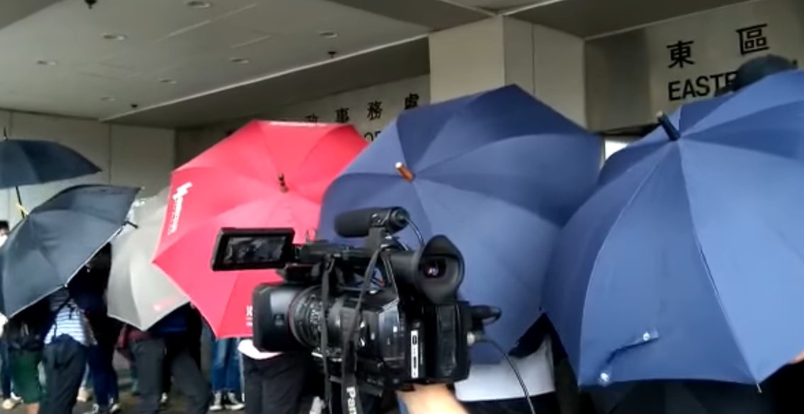 香港東區裁判法院今早聚集了大批人士，準備入內旁聽首宗因違反「禁蒙面法」的案件審理。 圖：翻攝自立場新聞