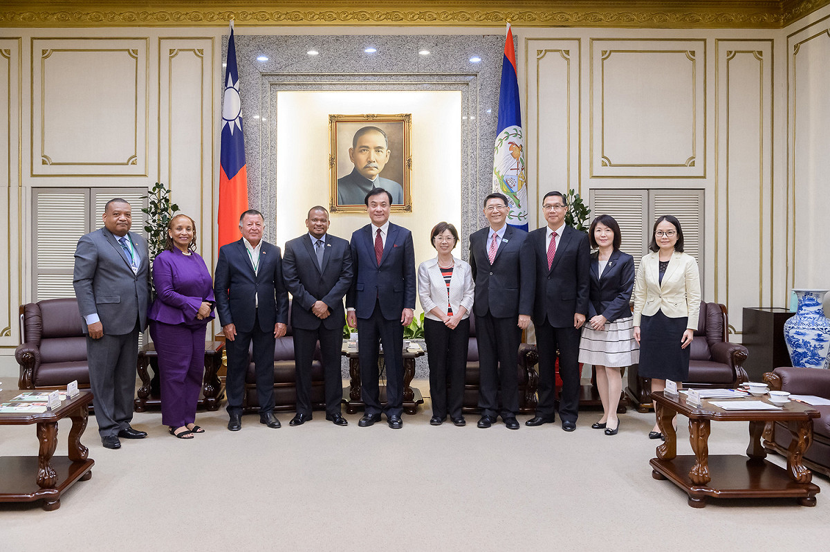 蘇嘉全一行人今天會見貝里斯副總理兼教育部長法博（Hon. Patrick Jason Faber）。 圖:蘇嘉全辨公室提供