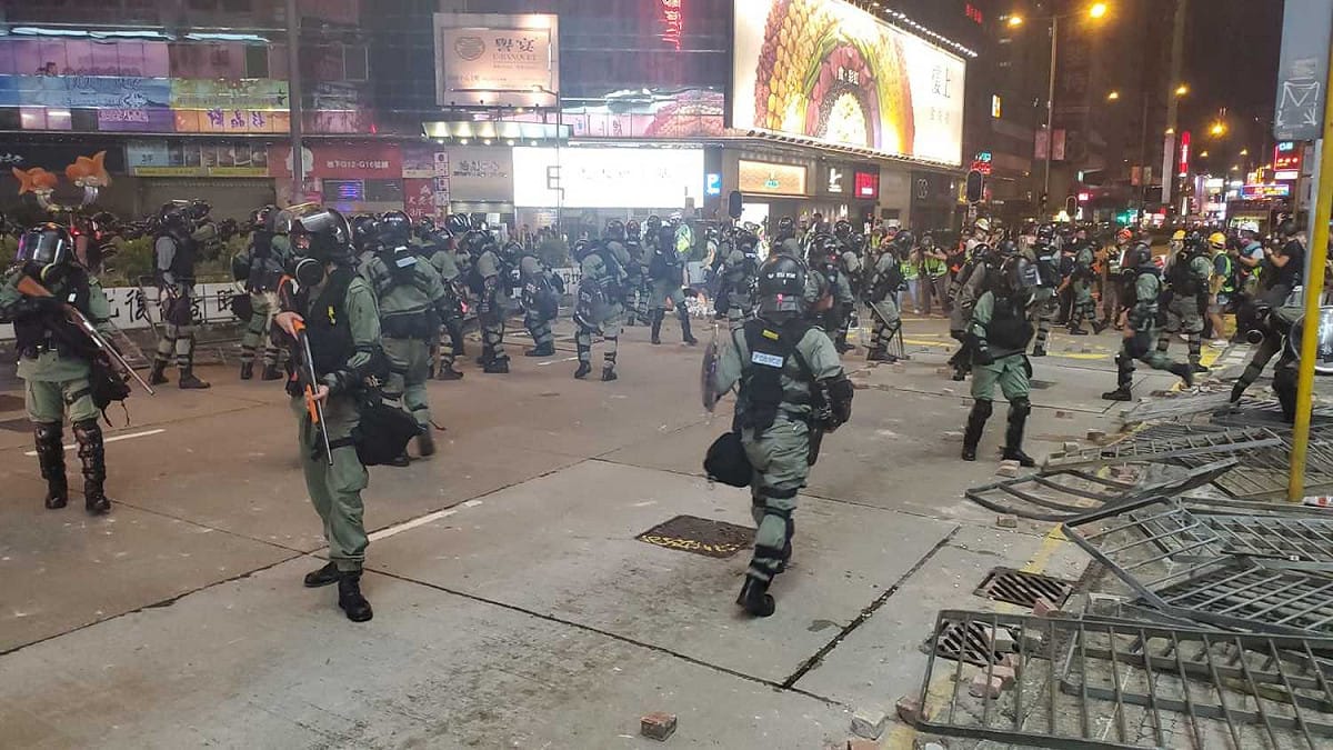 香港反送中運動持續，大批防暴警出動。 圖：翻攝星島日報