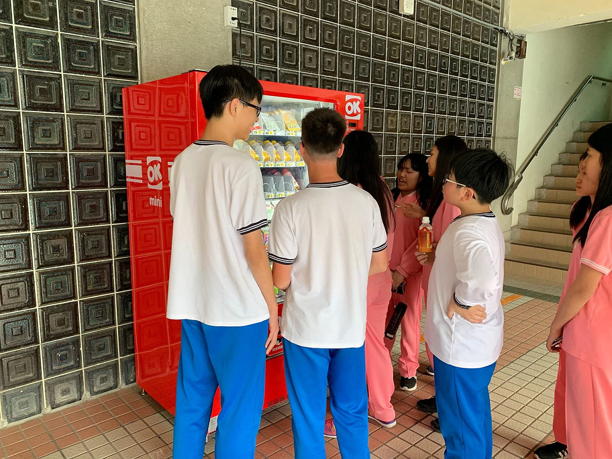 台北市政府試辦自動販賣機進入校園。 圖：台北市政府教育局提供