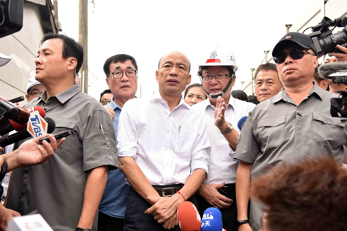 韓國瑜(中)親自視察違建拆除情形。 圖：高雄市政府／提供