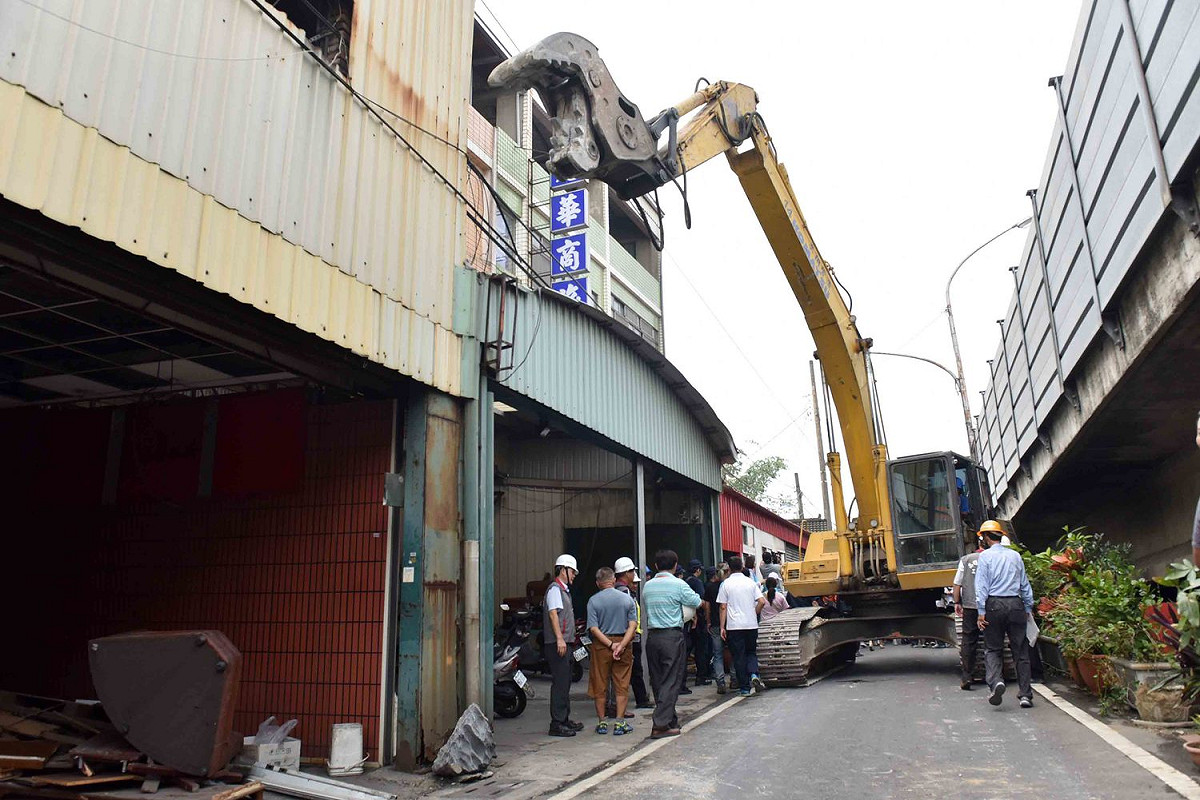 高雄市政府鐵腕拆除從事色情行業的違建。 圖：高雄市政府／提供