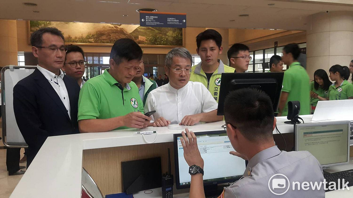 民進黨桃園市黨部主委張火爐（左２）今代表黨部赴地檢署按鈴控告劉姓韓粉誹謗。 圖：林昀真／攝