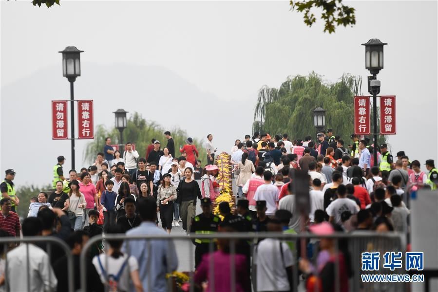 中國十一長假7天以來，旅遊收入較去年提升8.47%。 圖：翻攝新華網
