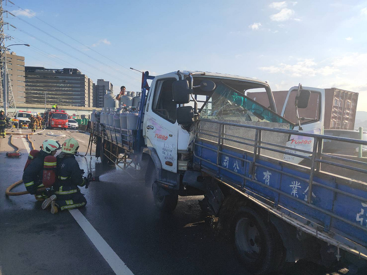 今（8）日下午台65線北上約0.9K新莊一附近發生多車追撞事故，目前北上交通阻斷 圖：新北市消防局/提供