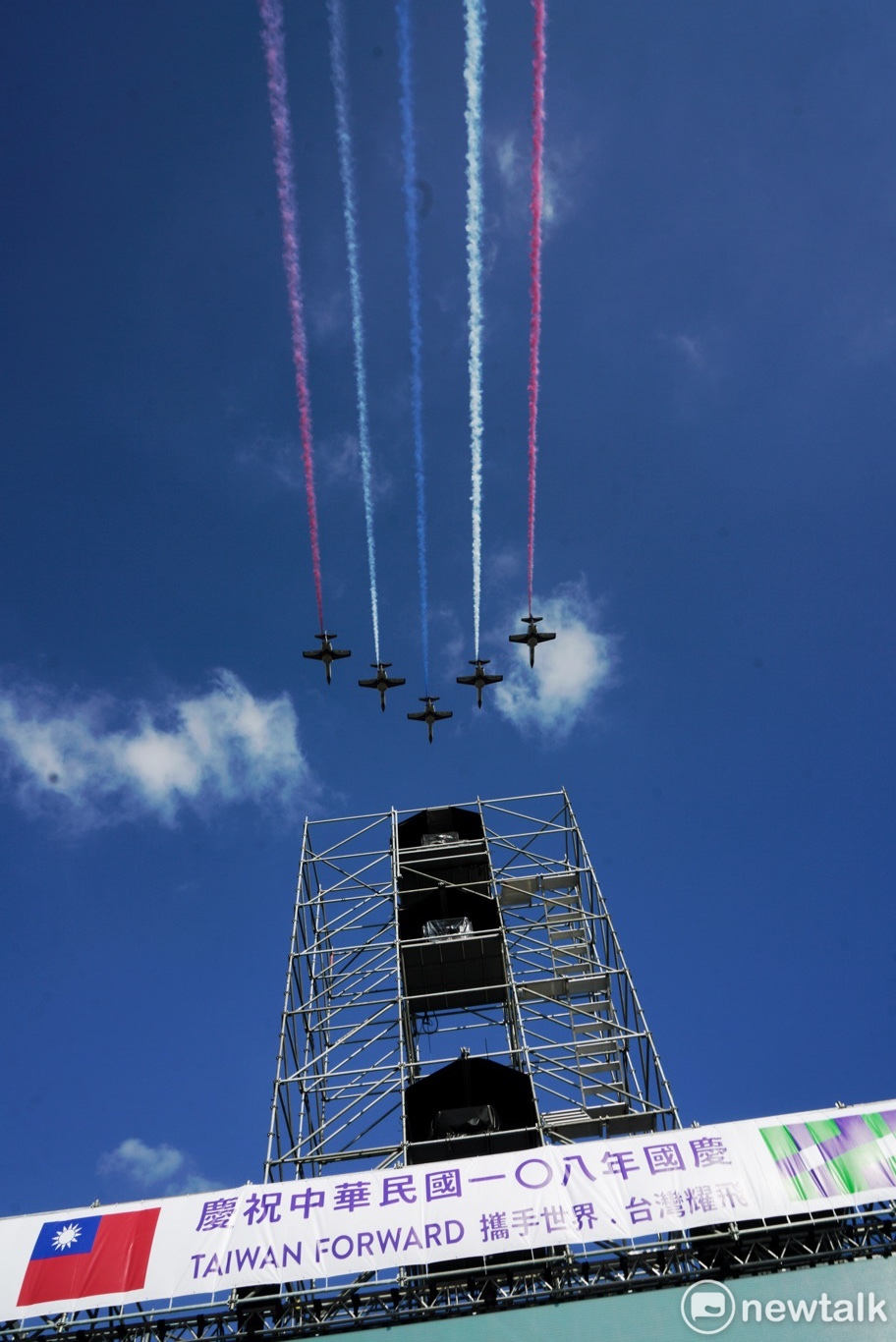 2019國慶活動，空軍雷虎小組的AT3自強號攻擊教練機，日前以大雁編隊衝場通過總統府，為國慶大會預演帶來最高潮。 圖：張良一/攝（資料照片）