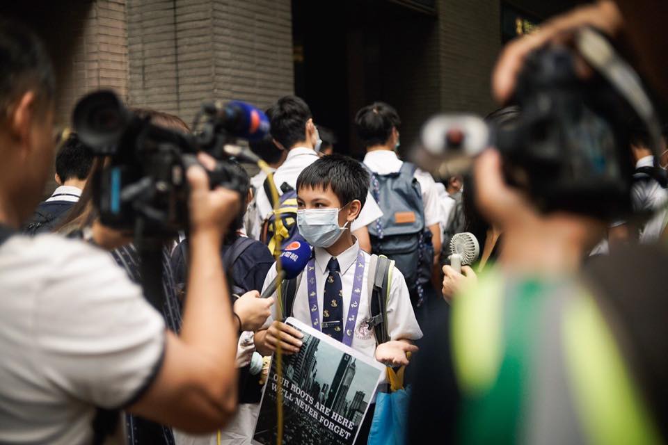 張祝珊中學逾百人遊行聲援被捕學生，有學生戴口罩上學。 圖/翻攝自桑普臉書