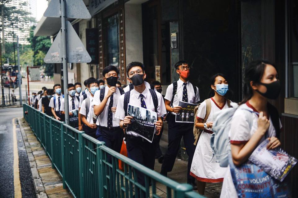 張祝珊中學逾百人遊行聲援被捕學生，有學生戴口罩上學。 圖/翻攝自桑普臉書