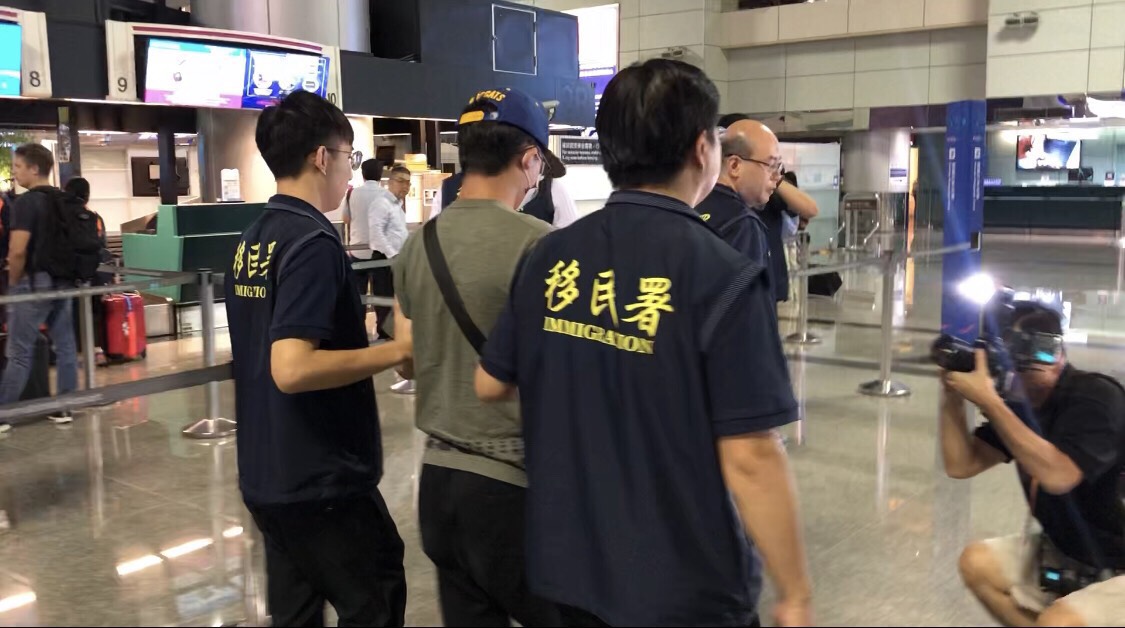 破壞台大連儂牆的中國籍男子李紹東，晚間被移民署驅逐出境。 圖：移民署／提供