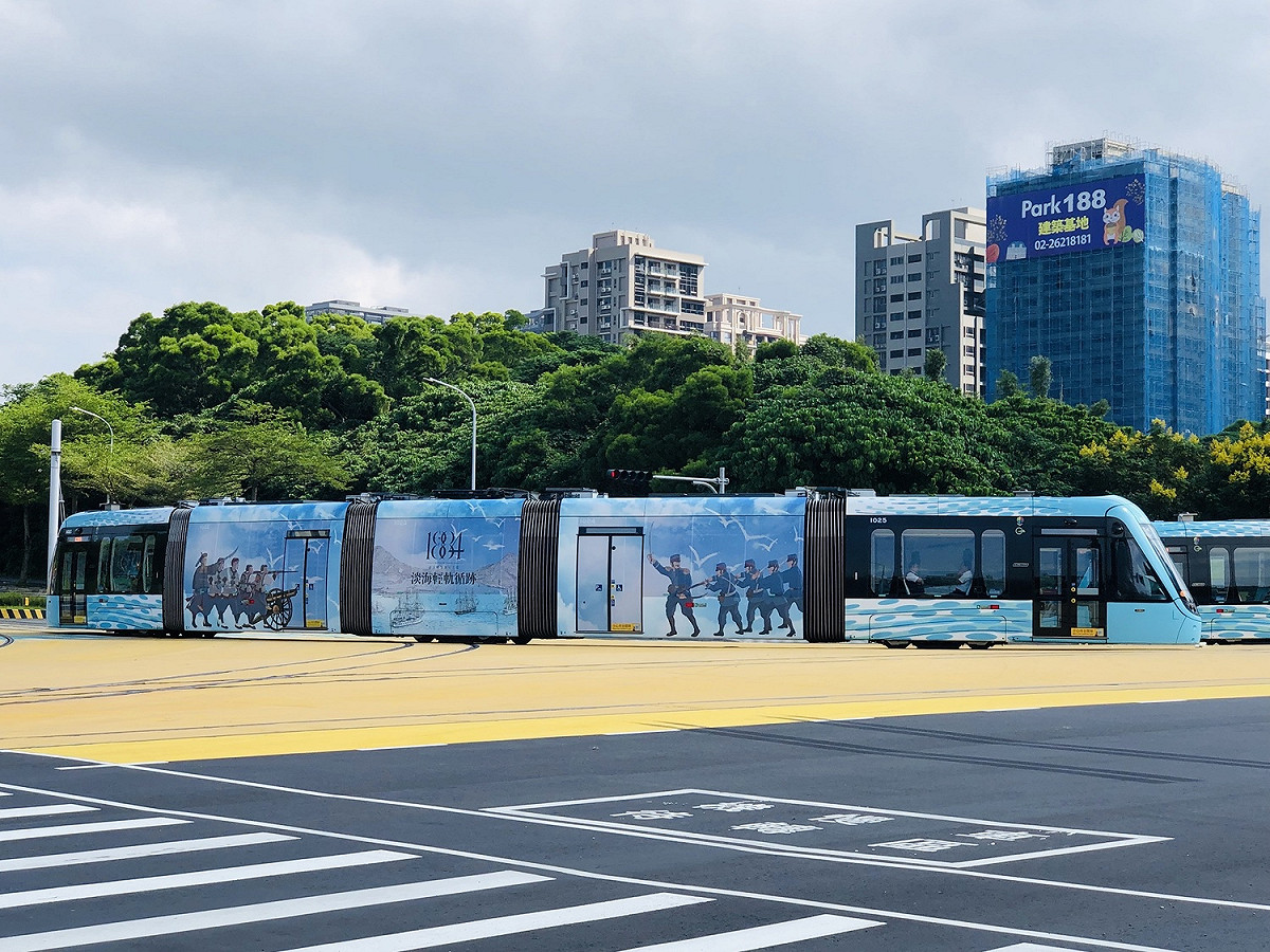新北捷運公司首次替淡海輕軌變裝，10日國慶連假起推出「清法戰爭主題彩繪列車」，固定整點從紅樹林發車 圖：新北市捷運公司/提供