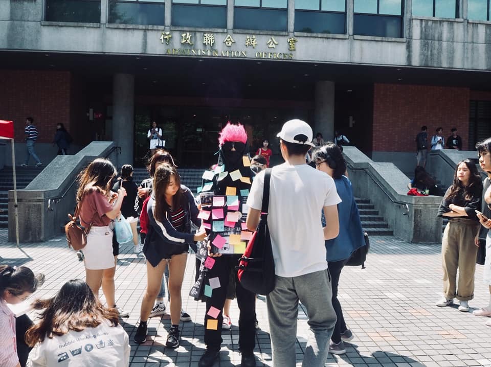 銘傳校園掀起「連儂人」的運動，引起外界注意。 圖：翻攝自不禮貌鄉民團臉書