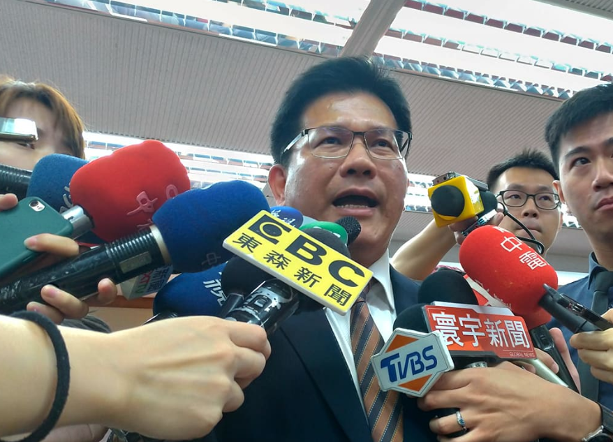 林佳龍上午前往交委會備詢。 圖：陳佩君／攝