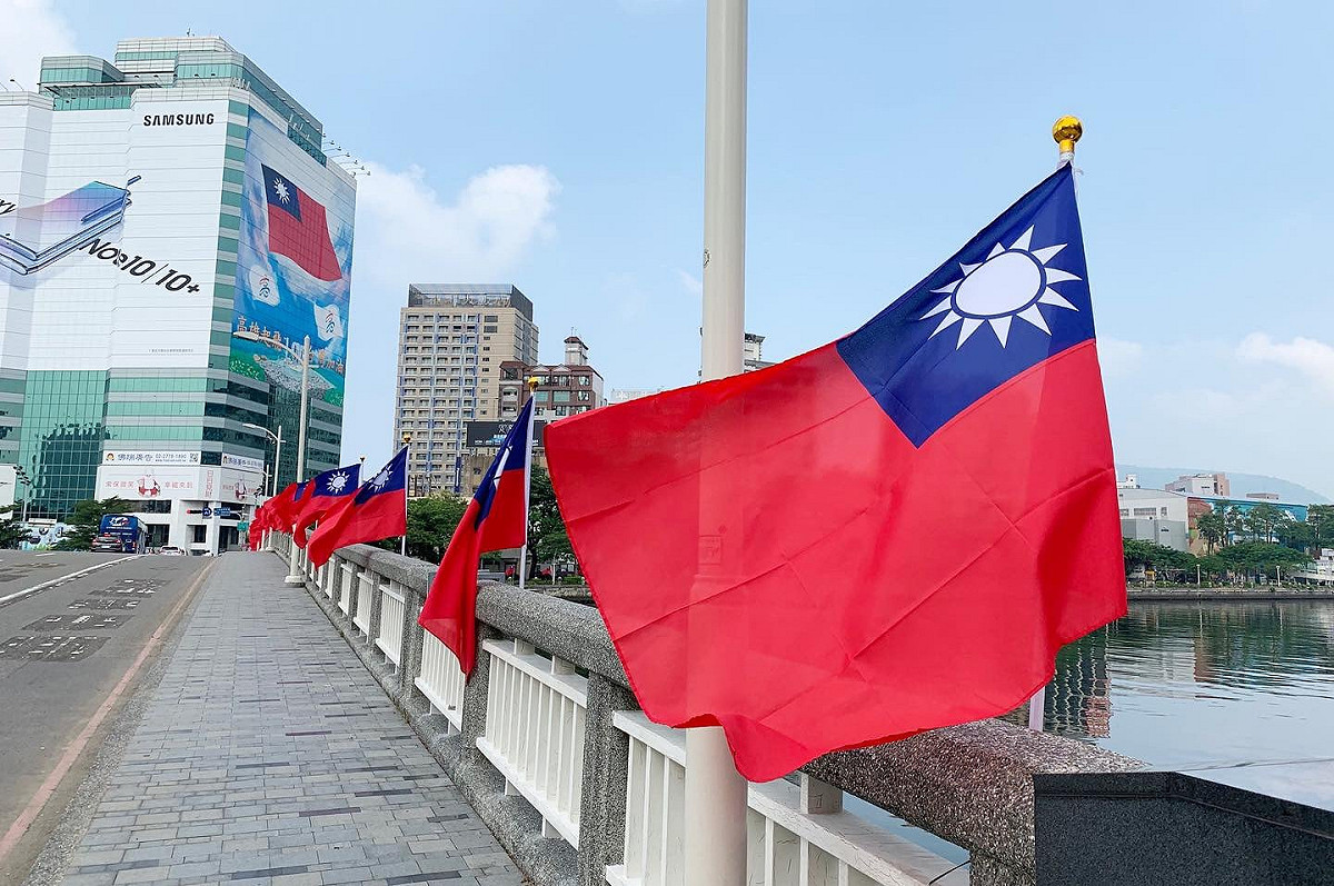 高雄市政府慶祝雙十國慶，不但規劃系列活動，在許多重要街道設置國旗，還發文希望店家「配合」懸掛國旗。 圖：翻攝高雄點 Kaohsiung.臉書